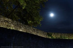 pleine lune avec mur éclairé
