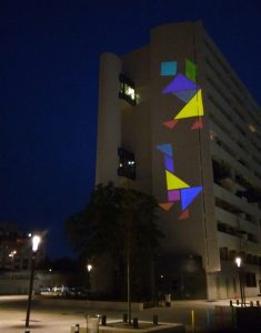 gobo sur façade d'immeuble