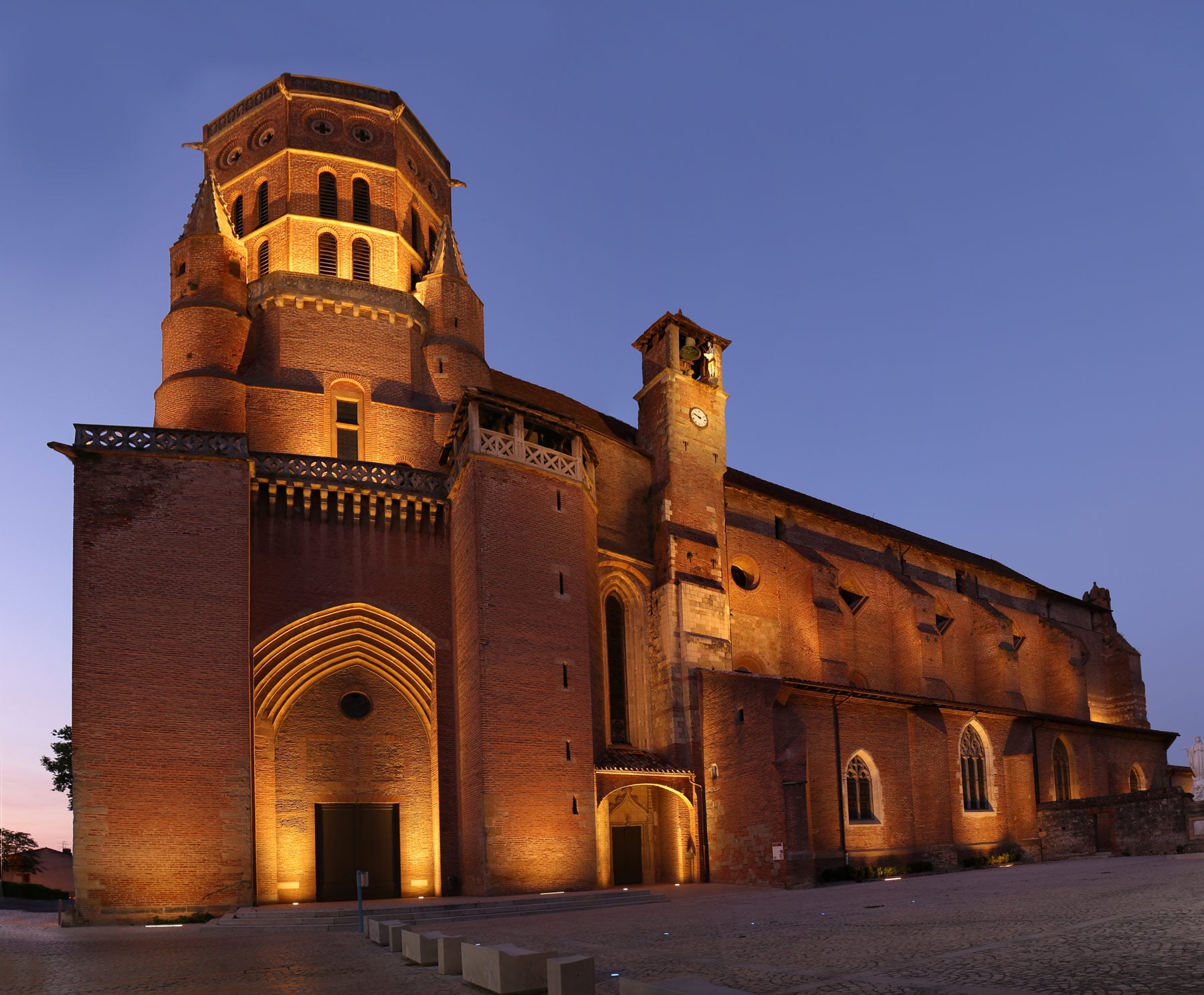 brique toulousaine éclairage de nuit