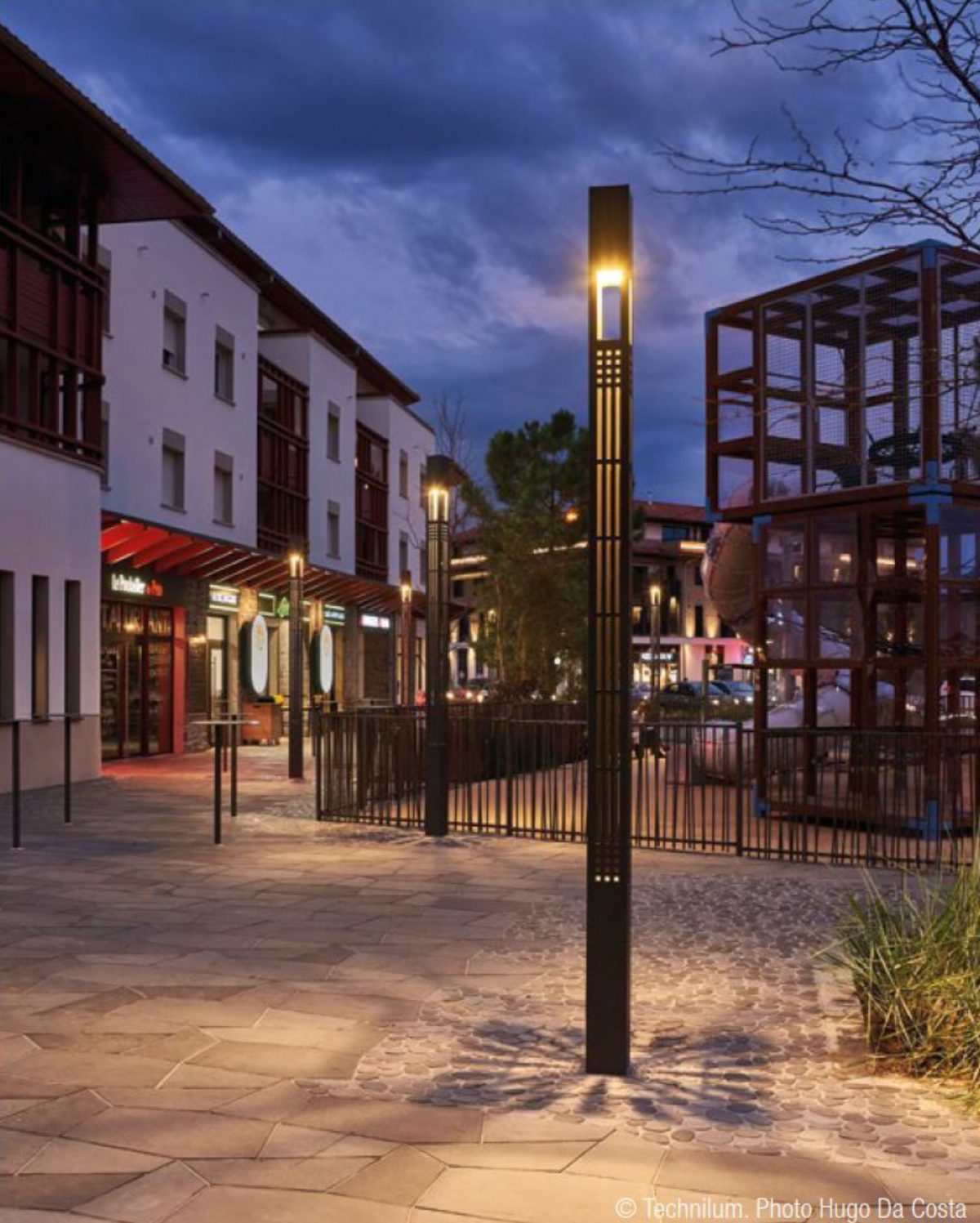 Vue de nuit d'une place avec éclairage