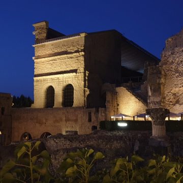 hémicycle du théatre antique d'orange de nuit éclairé