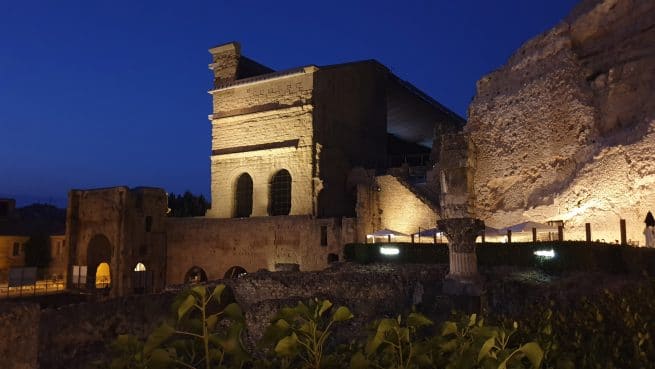 hémicycle du théatre antique d'orange de nuit éclairé
