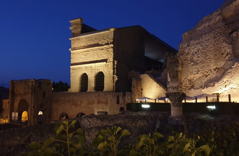 hémicycle du théatre antique d'orange de nuit éclairé