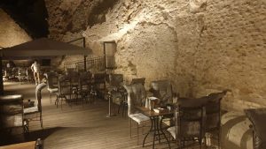 terasse de restaurant éclairée a côté du théatre antique de orange