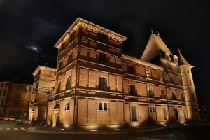 Vue de nuit d'un musée en briques