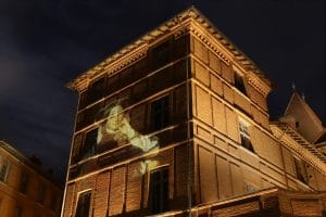 projection de tableau lumières en extérieur sur façade de musée