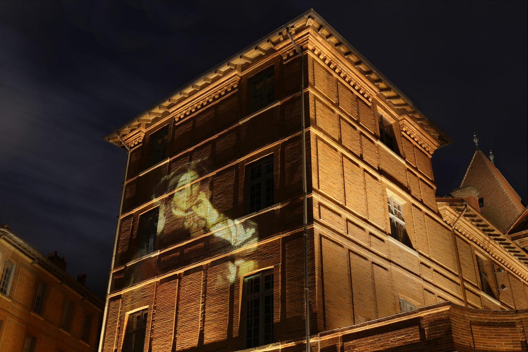 projection de tableau lumières en extérieur sur façade de musée