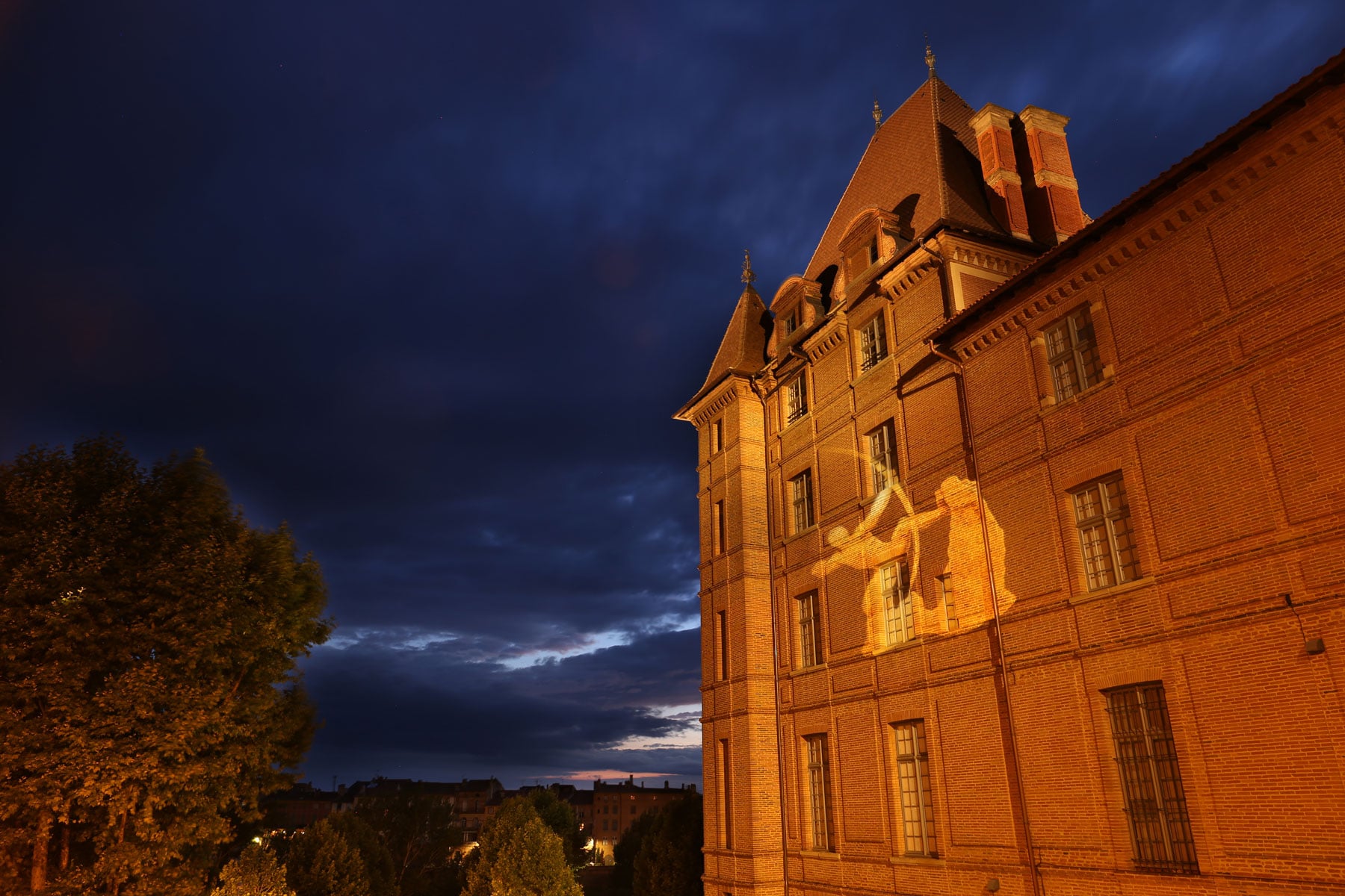 projection gobo sur une façade de musée