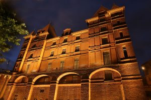 façade en brique éclairée