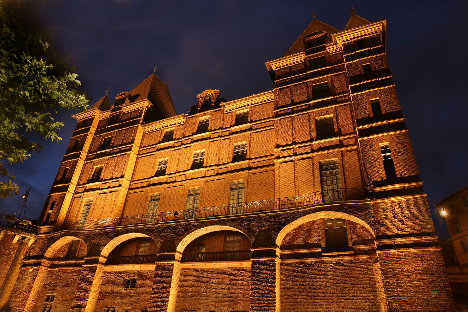 façade en brique éclairée