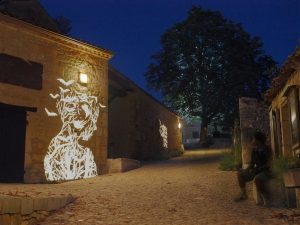 applique murales et projections gobos sur sentier