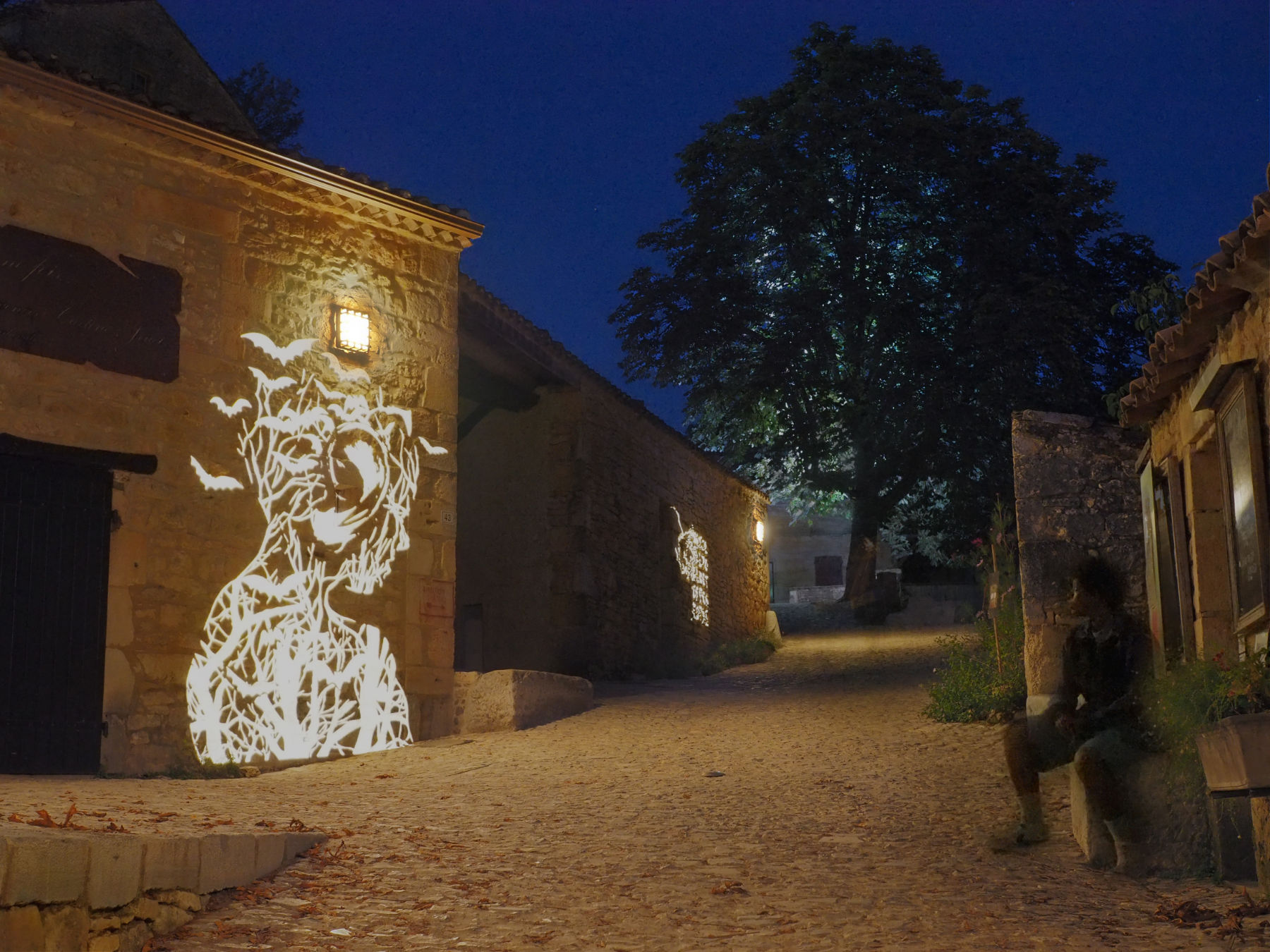 applique murales et projections gobos sur sentier