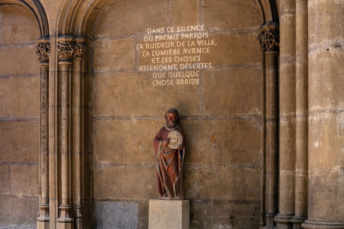 statue dans eglise avec projection de texte lumière