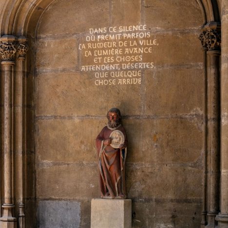 statue dans eglise avec projection de texte lumière