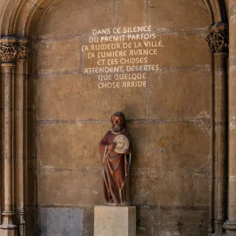statue dans eglise avec projection de texte lumière