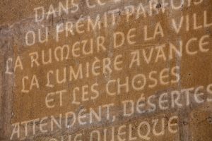 tewte lumiere projeté sur un mur de pierre