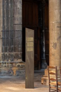 totem explicatif dans la cathédrale de metz