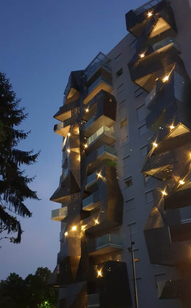 mise en lumière d'une tour d'habitation à Pau avec des diamants lumineux
