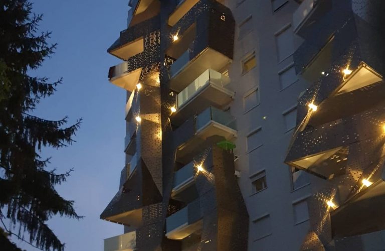 mise en lumière d'une tour d'habitation à Pau avec des diamants lumineux