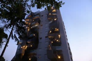 mise en lumière d'une tour d'habitation avec diamants led