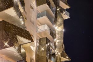 éclats de lumière sur une tour d'habitation