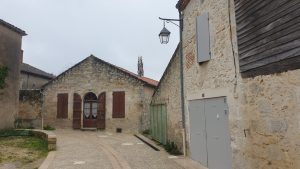 lanterne 4 faces dans village médiéval