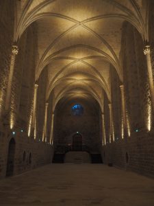 eclairage des voutes de la nef d'une eglise