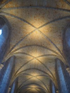 eclairage des voutes d'une eglise avec des projecteurs intensifs