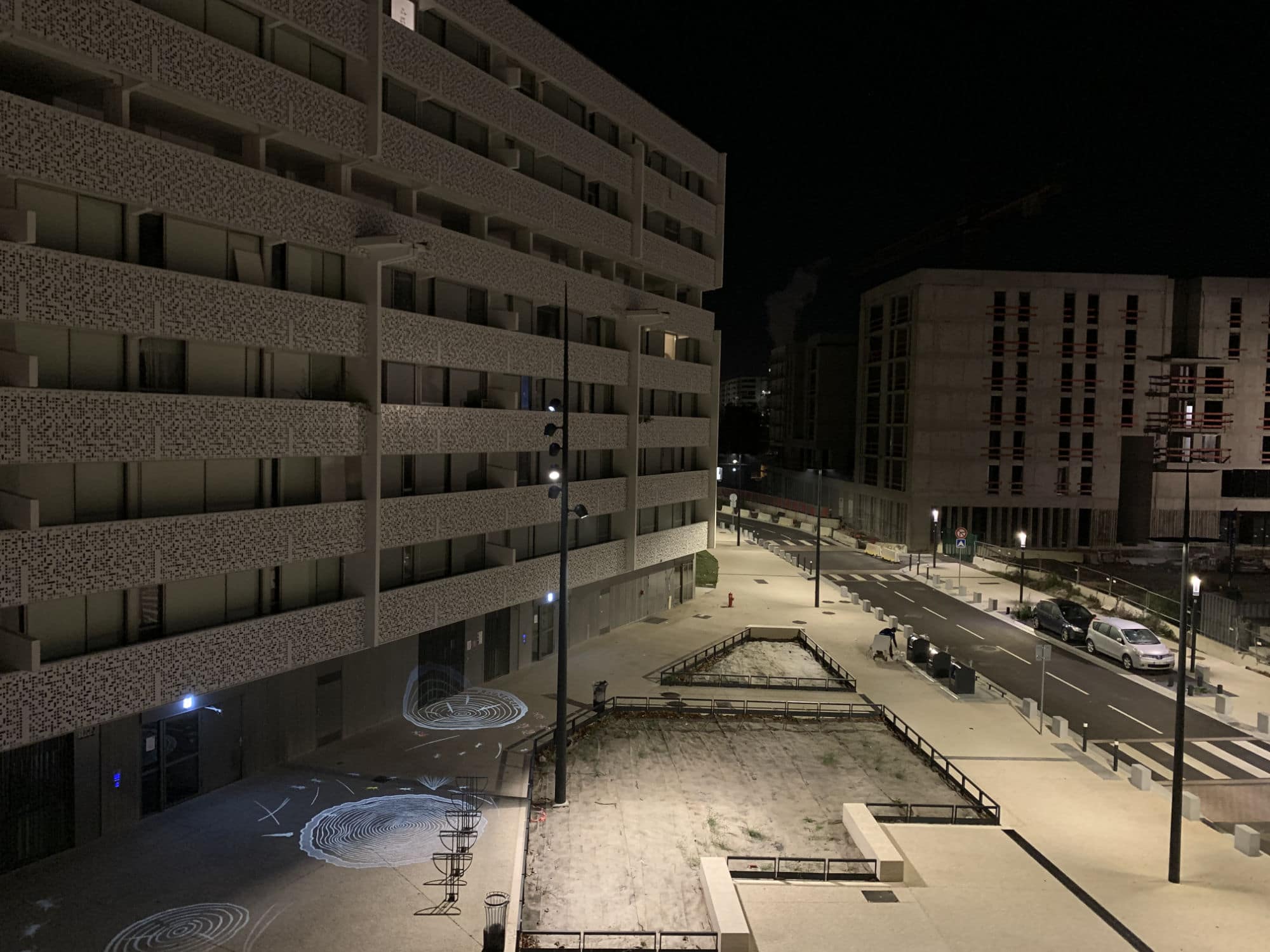 projection d'images gobo lumiere au sol sur un parvis
