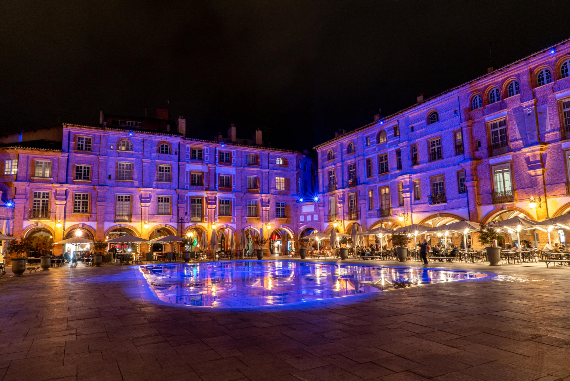 éclairage de mise en valeur bleu sur les façades de la place Nationale à Montauban