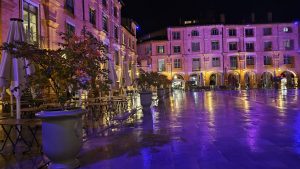 Place éclairé avec de la lumière coloré en rose et bleu