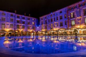 reflets de la lumière sur le miroir d'eau place Nationale à Montauban