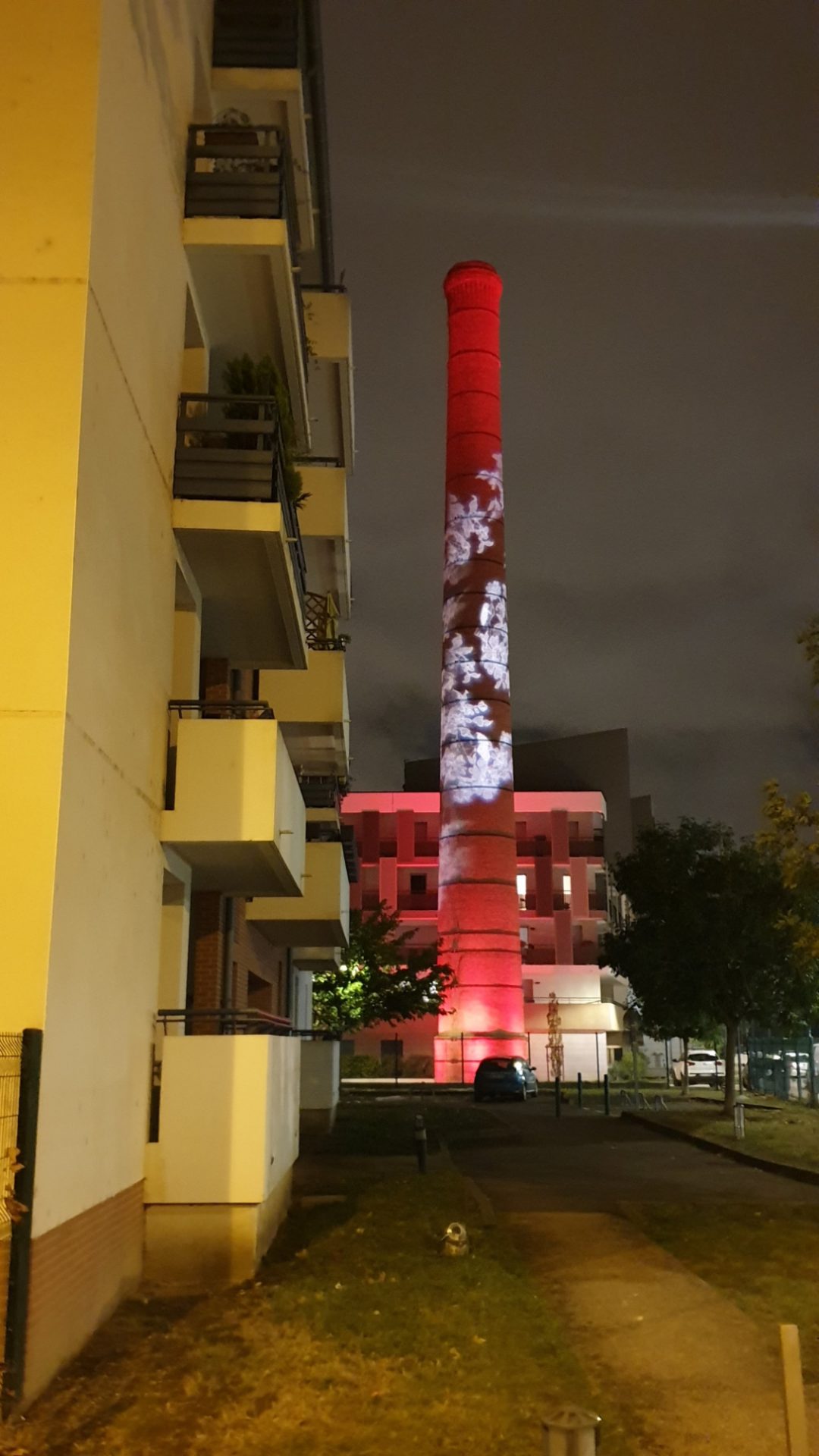 éclairage d'une ancienne cheminée industrielle en brique