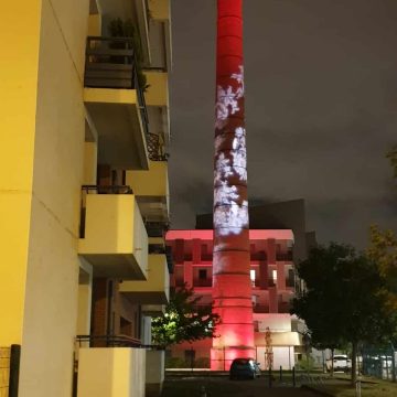 éclairage d'une ancienne cheminée industrielle en brique