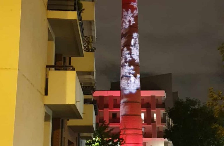 éclairage d'une ancienne cheminée industrielle en brique