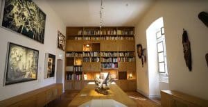 bibliothèque du musée de beaulieu mise en lumière avec tableaux éclairés