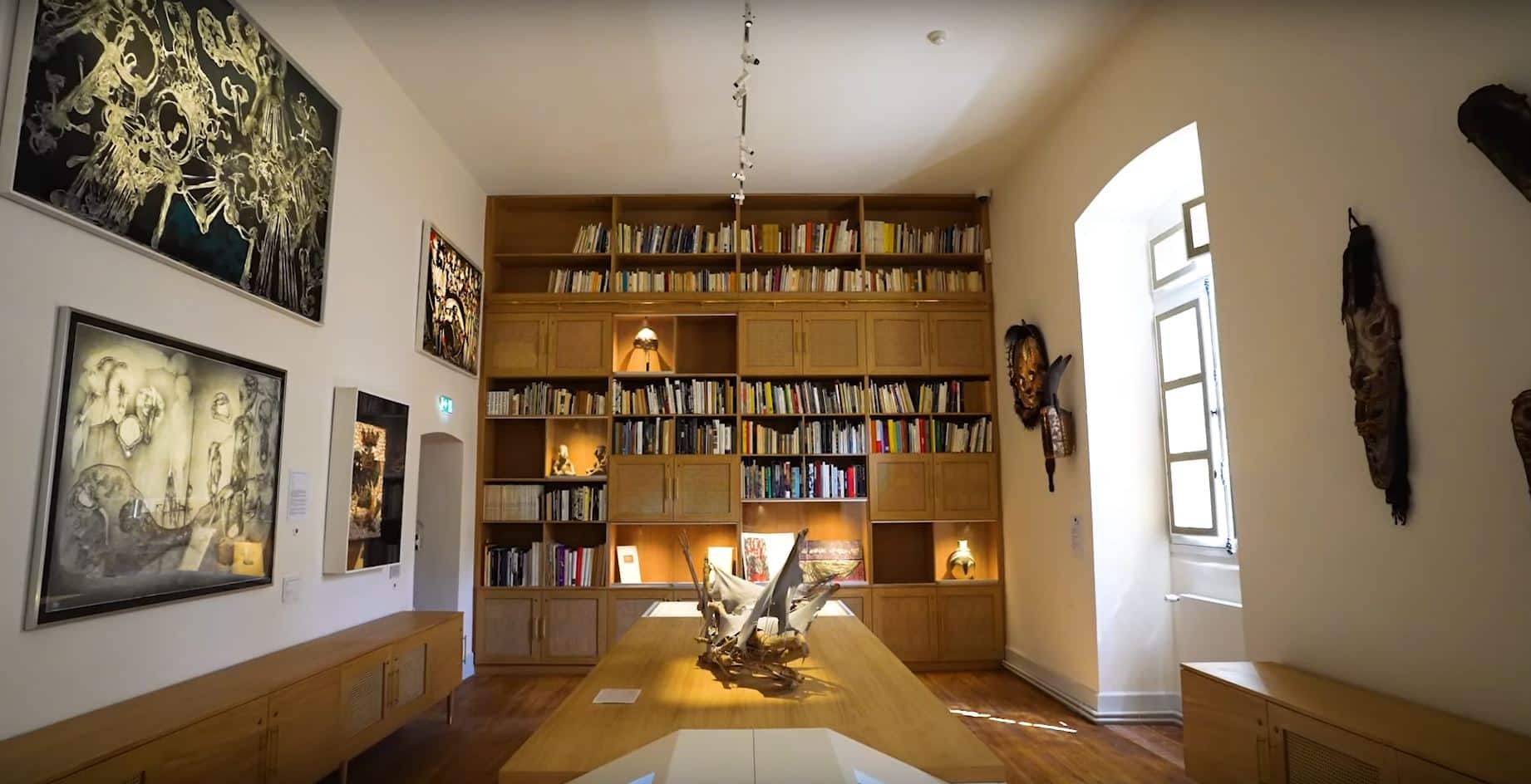 bibliothèque du musée de beaulieu mise en lumière avec tableaux éclairés