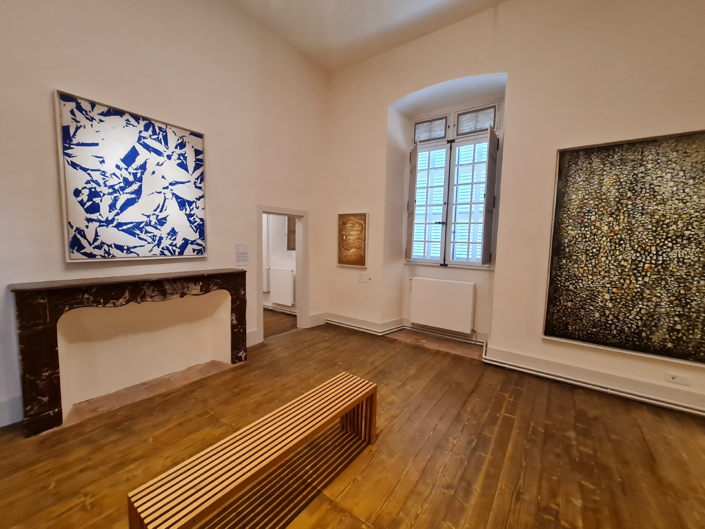 éclairage de tableaux par projecteurs cadreurs dans un musée