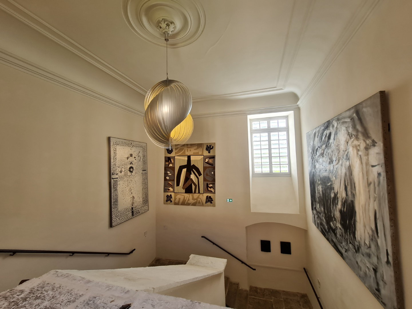 lustre dans un escalier de musée