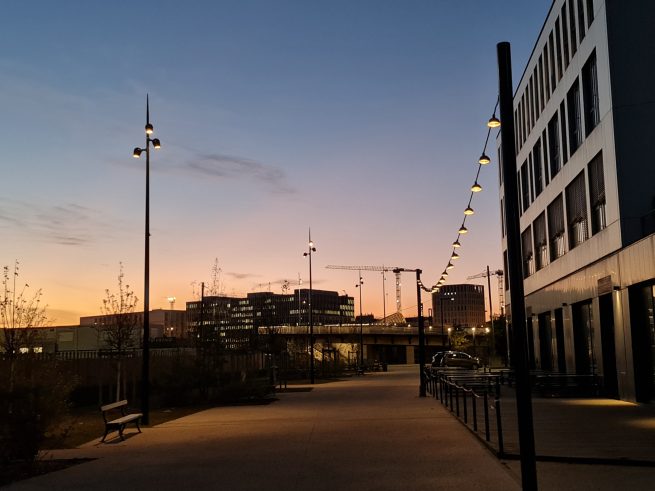 coucher de soleil sur le quartier d'armagnac a bordeaux avec éclairage par guinguette