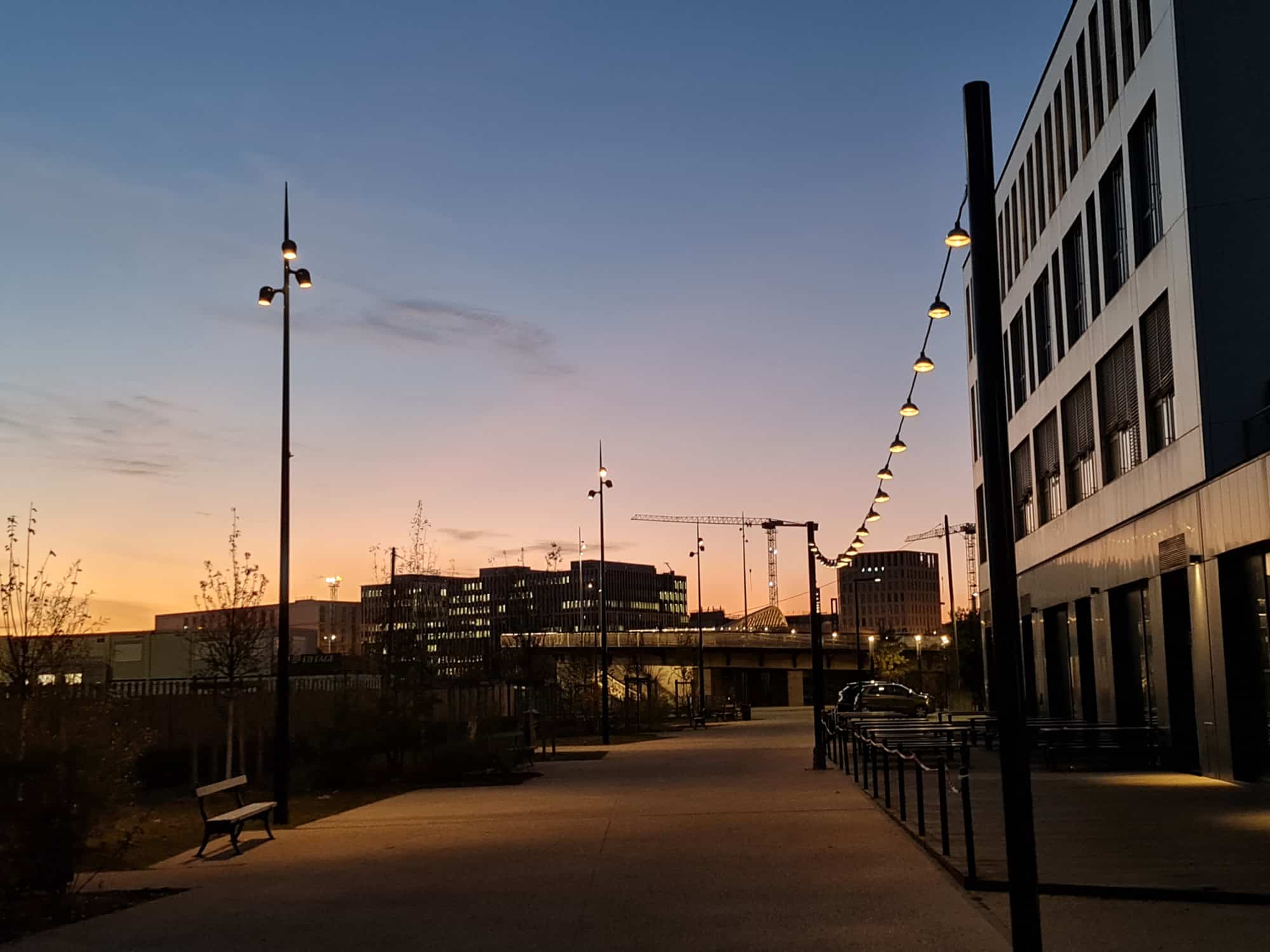 coucher de soleil sur le quartier d'armagnac a bordeaux avec éclairage par guinguette