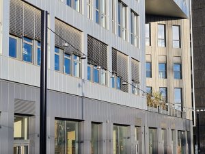 lampions sur caténaires dans un quartier urbain
