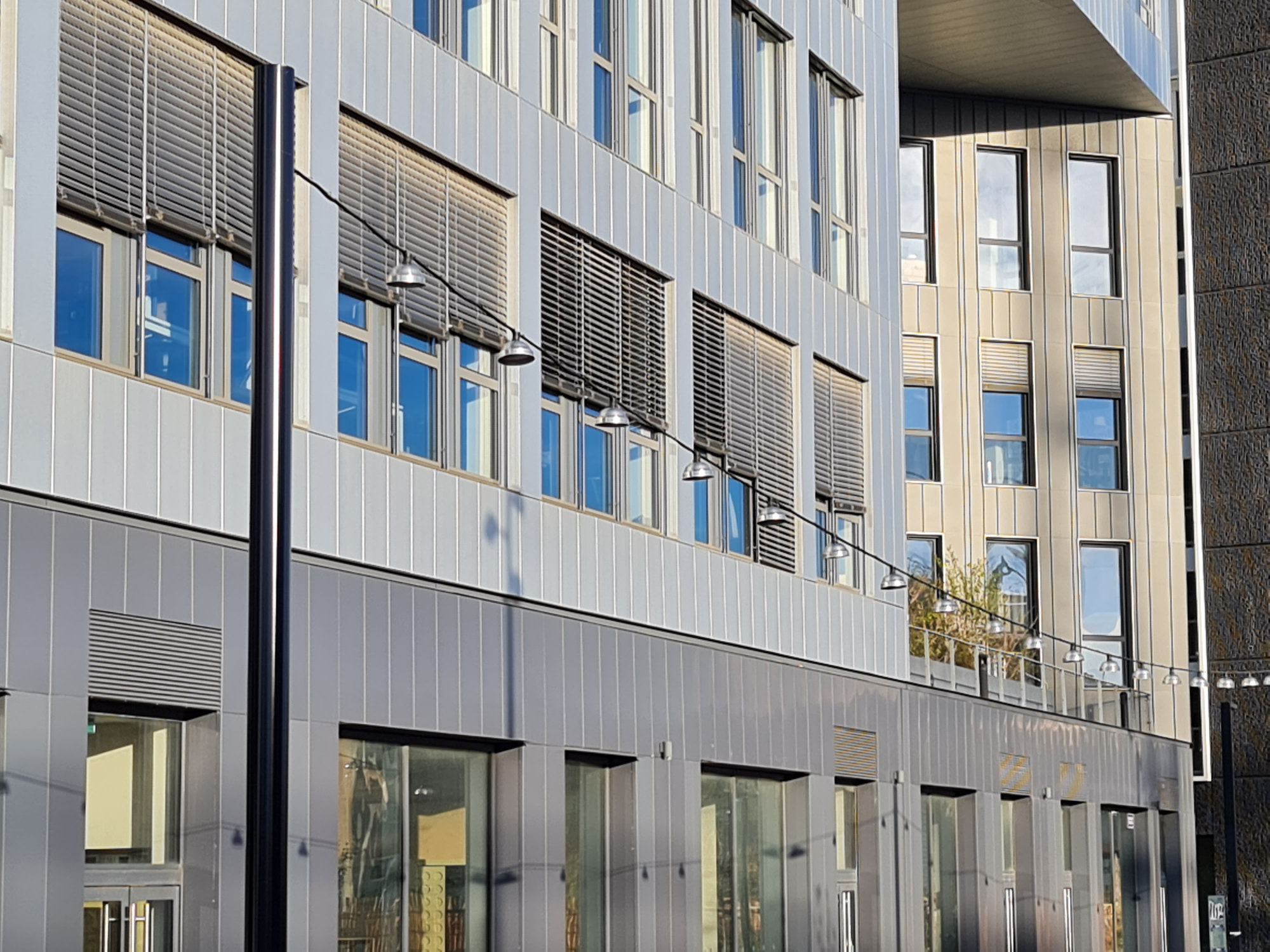 lampions sur caténaires dans un quartier urbain