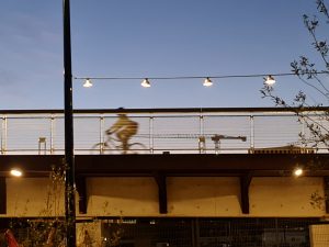 éclairage urbain avec lampions sur caténaires