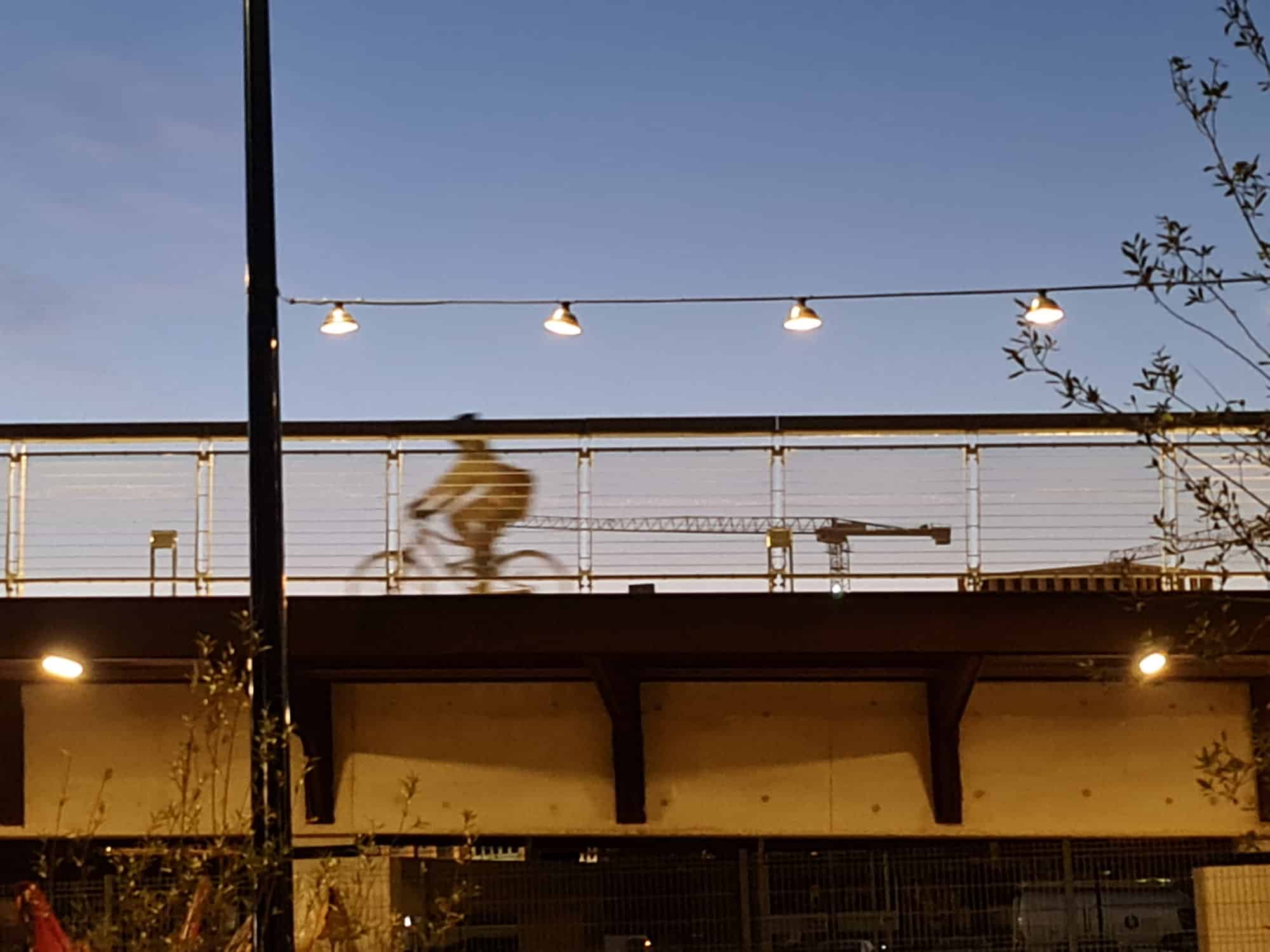 éclairage urbain avec lampions sur caténaires