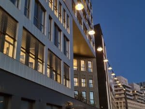 lampions devant immeubles vue de nuit