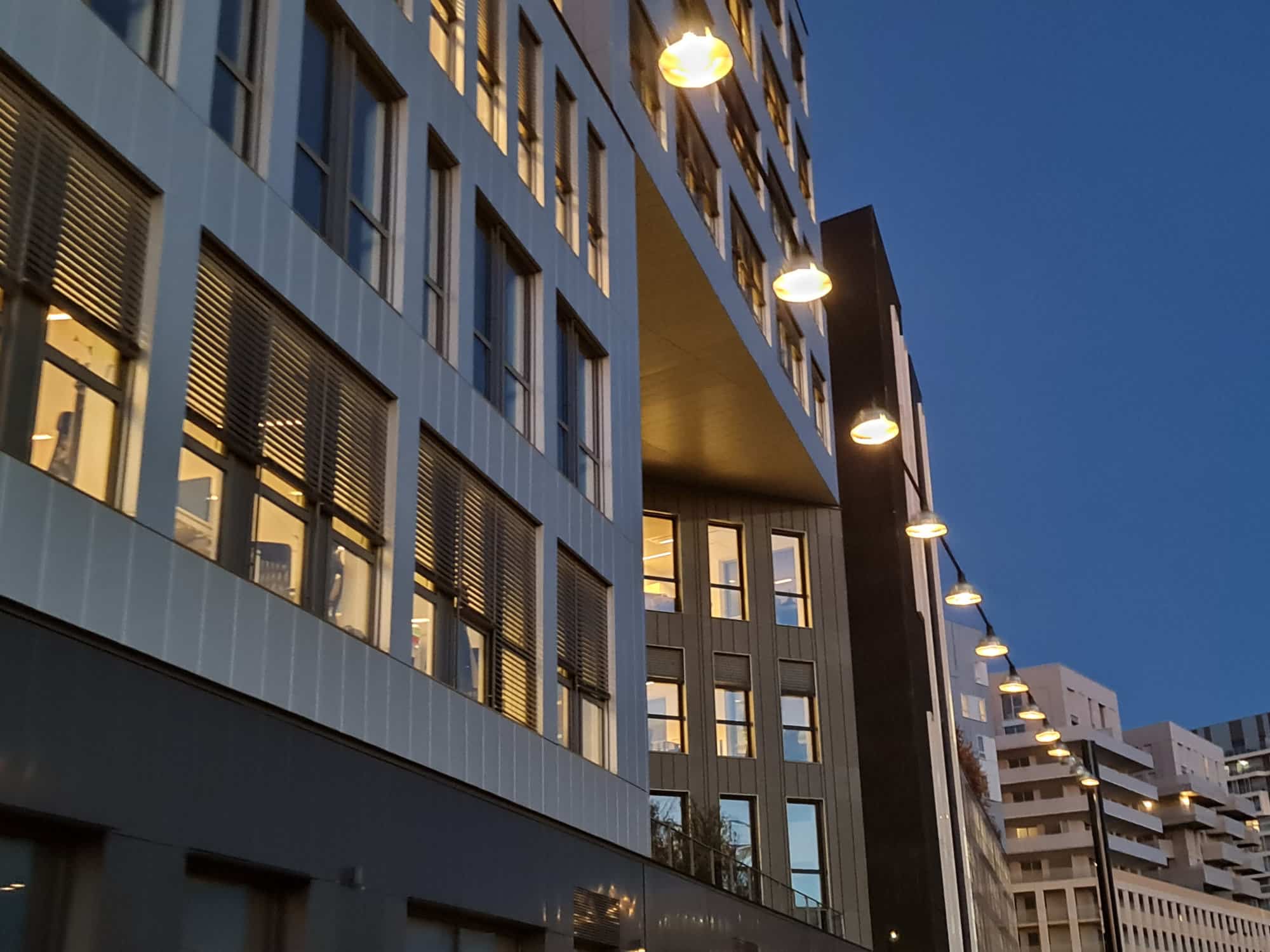 lampions devant immeubles vue de nuit