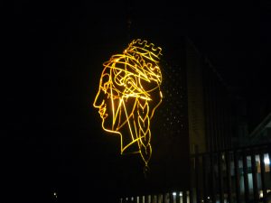 Tête en fil de fer éclairée par projecteur