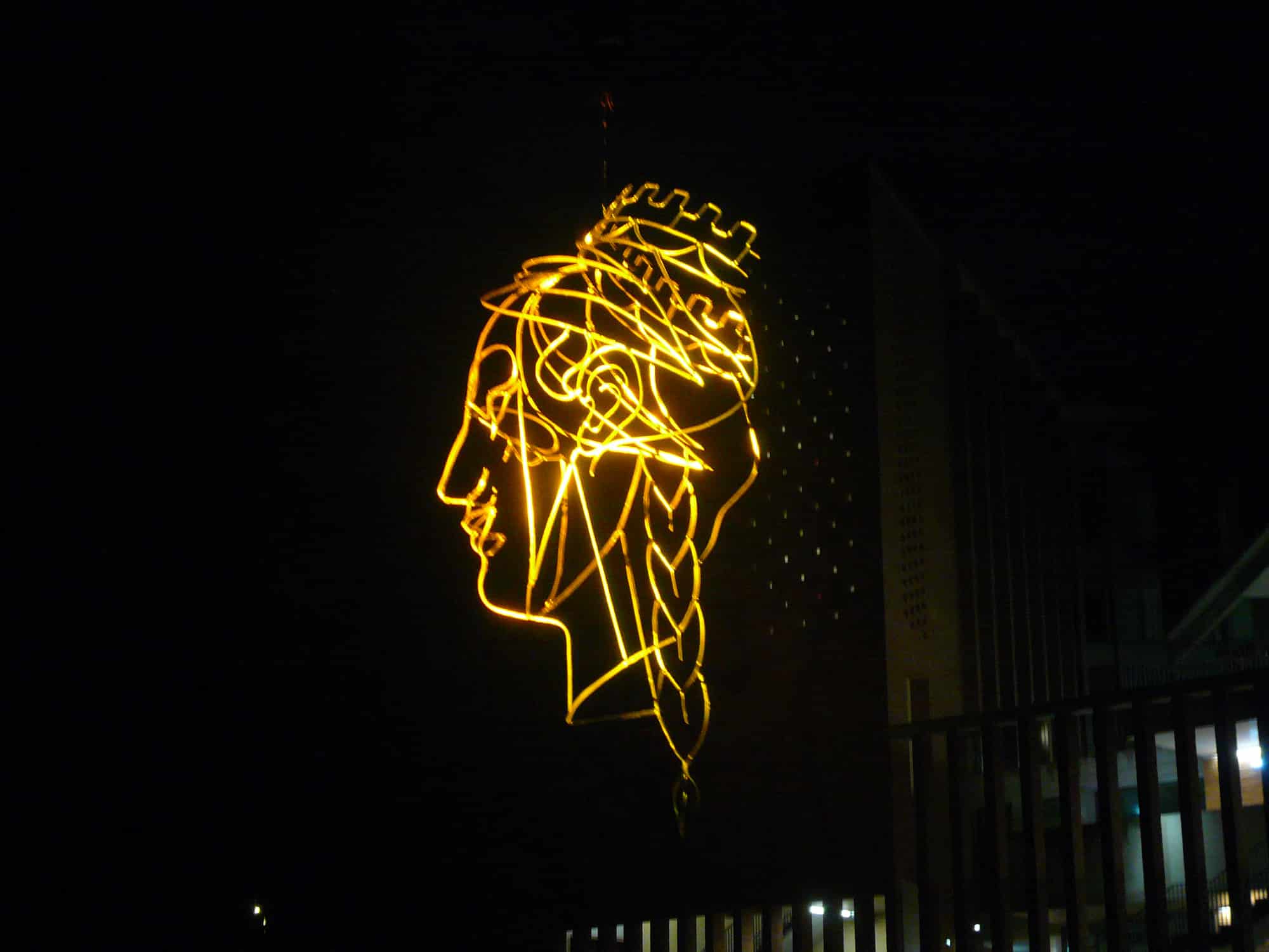 Tête en fil de fer éclairée par projecteur 