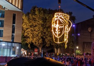 Tête suspendue en fil de fer éclairée par projecteur sur canal